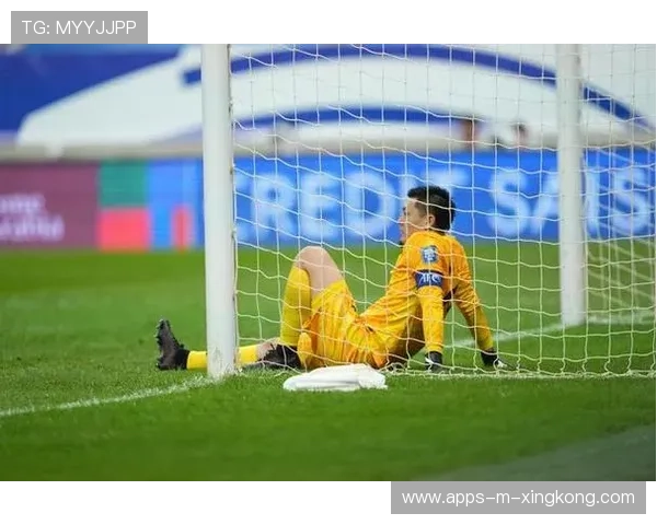 足球门将带伤坚持被赞 足球门将带伤坚持被赞
