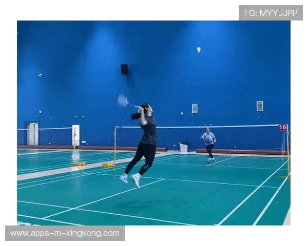 羽毛球少年跳杀跳到袜子滑脱,挑战极限激情与速度! 羽毛球少年跳杀跳到袜子滑脱,挑战极限激情与速度!