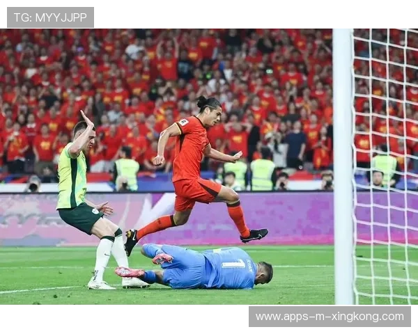 足球室内赛:队员滑倒撞飞摄影机 足球室内赛:队员滑倒撞飞摄影机