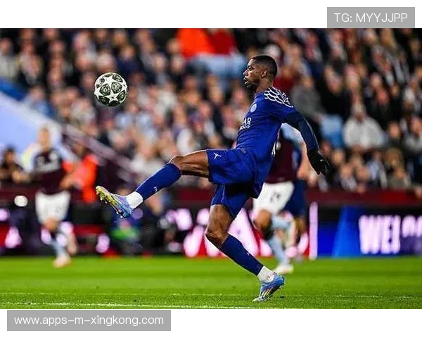 阿森纳中场拦截后分边创造突破口