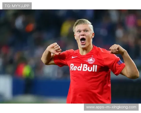 哈兰德训练时与球童互动暖化全场 哈兰德训练时与球童互动暖化全场